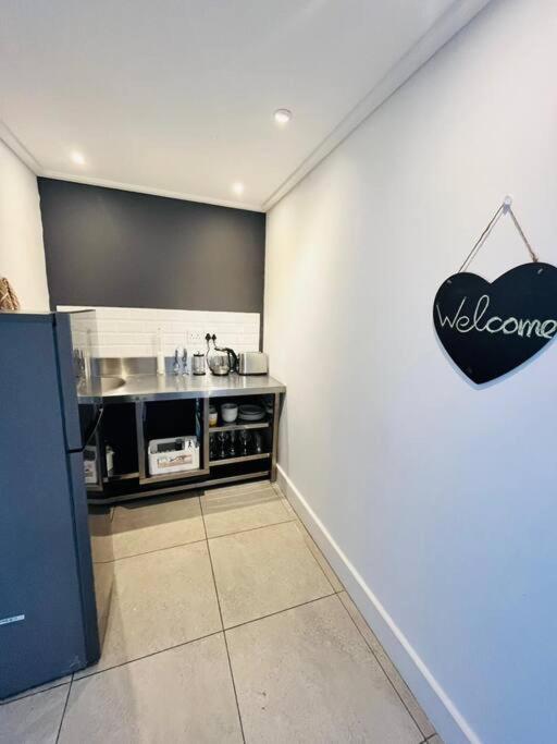 Central Modern Studio Apartment, Hermanus Waterfront Екстер'єр фото