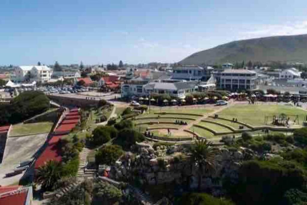 Central Modern Studio Apartment, Hermanus Waterfront Екстер'єр фото